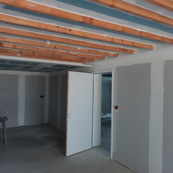 Aménagement intérieur d'un bâtiment à Cabourg (14) avec poutres apparentes